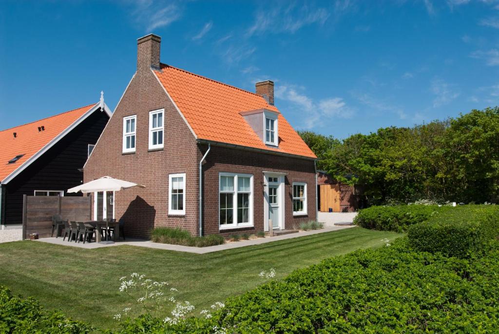 栋堡Vakantieverblijf de Trommel的一座砖房,有橙色屋顶