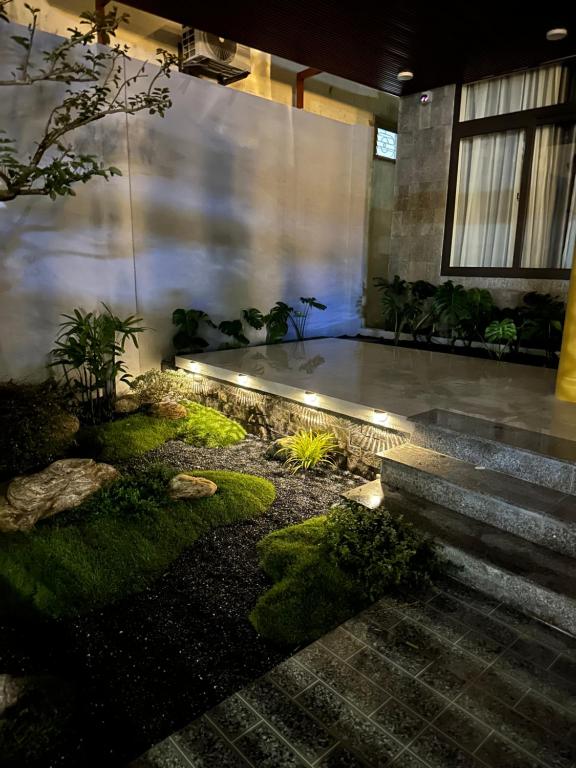 洞海Lena Homestay & Villa的一座花园,在建筑中种植了楼梯和植物