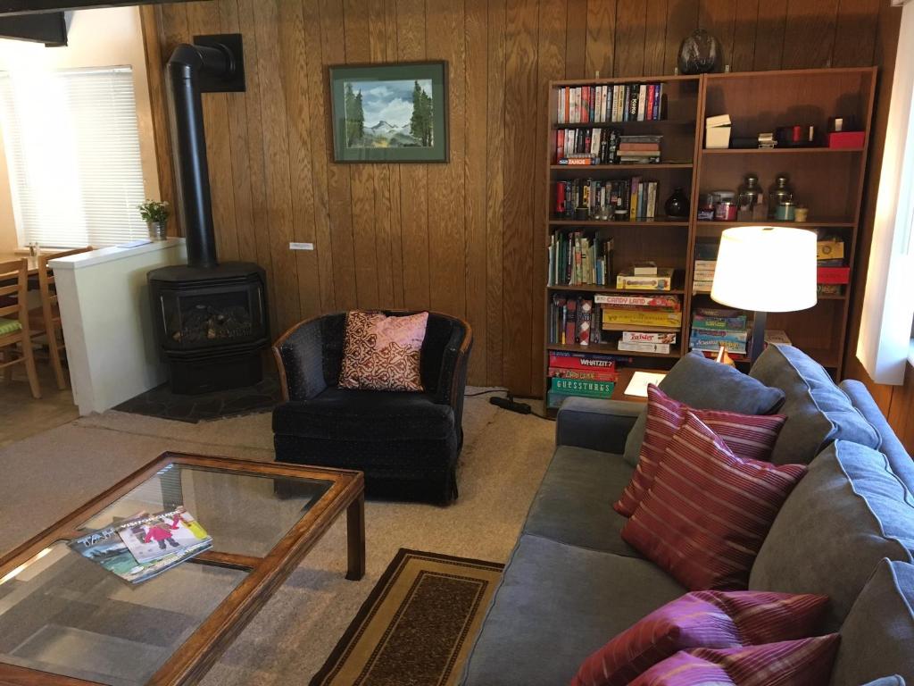 玛瑙湾Classic Carnelian Bay Log Cabin的带沙发和壁炉的客厅