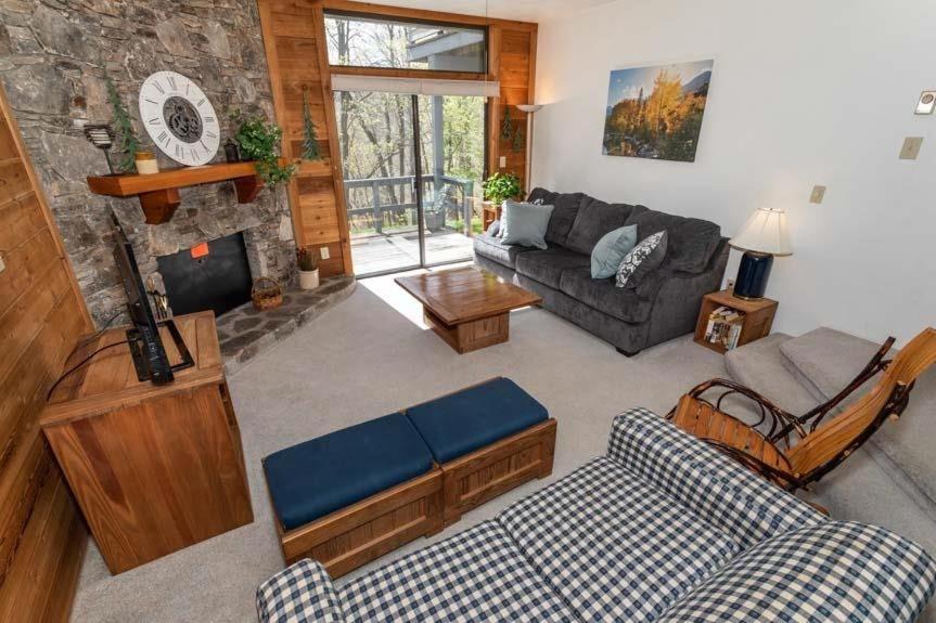 ChampionSeven Springs Swiss Mountain 1 Bedroom Standard Condo, Mountain Views! condo的带沙发和壁炉的客厅