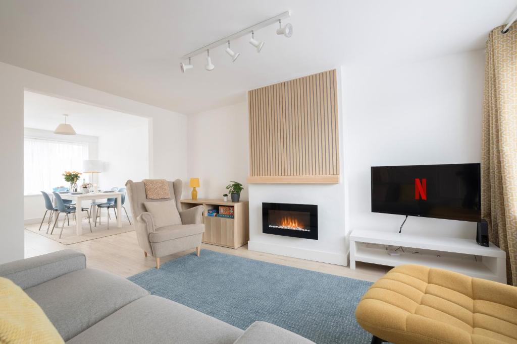 卡瑞克福格斯Elegant home mod kitchen, fast Wi-Fi, free parking的带沙发和壁炉的客厅