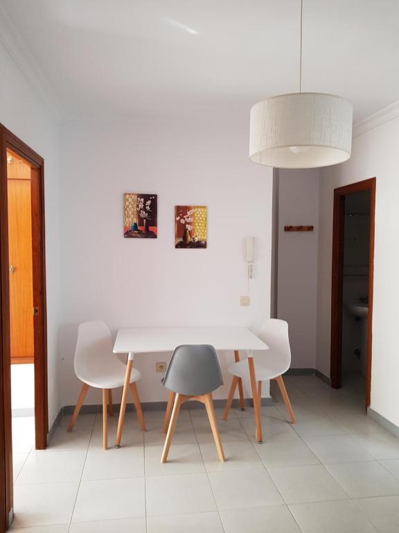 巴尔巴特Apartamento Antonio Machado的白色的用餐室配有白色的桌椅