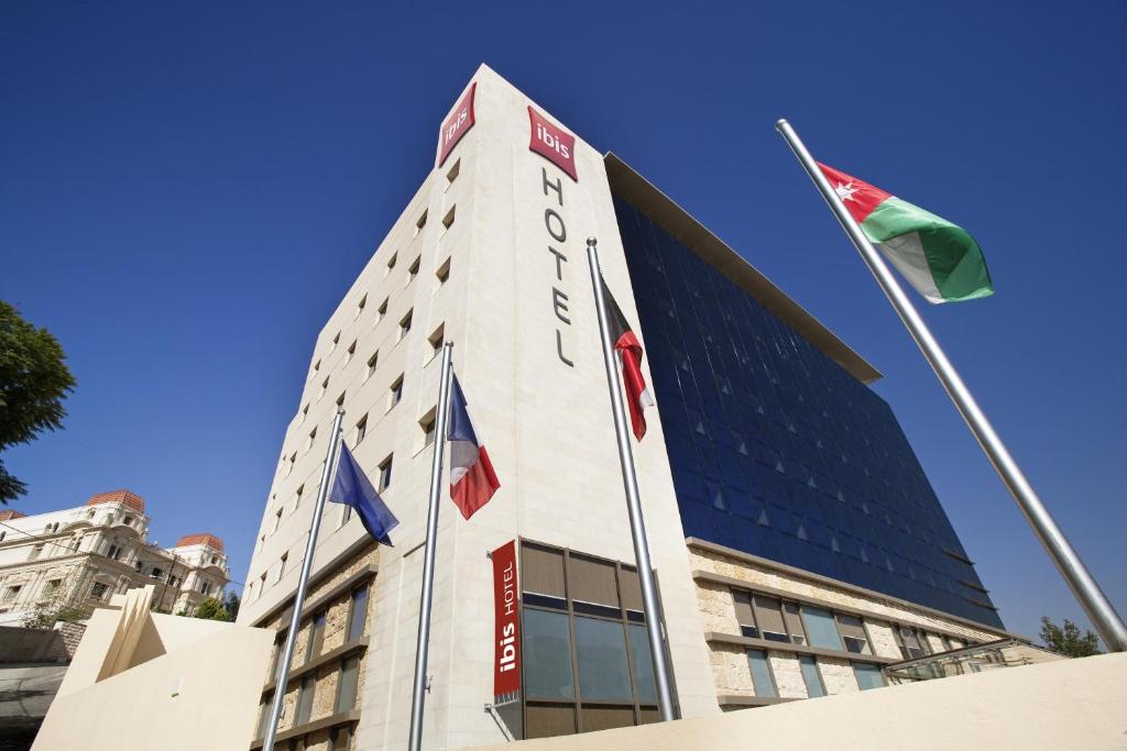 安曼ibis Amman的前面有旗帜的高楼