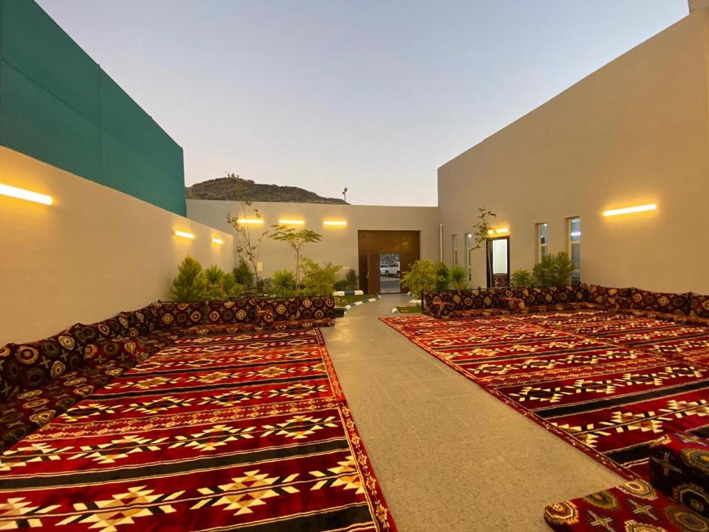 塔伊夫شاليهات غزال للفلل الفندقية الفاخرة的大楼内带椅子和地毯的大房间