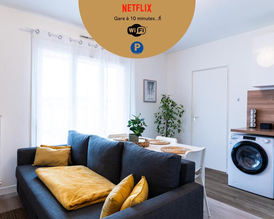 布雷斯地区布尔格Le coquet - Balcon - Proche gare - Parking的客厅配有蓝色沙发及黄色枕头