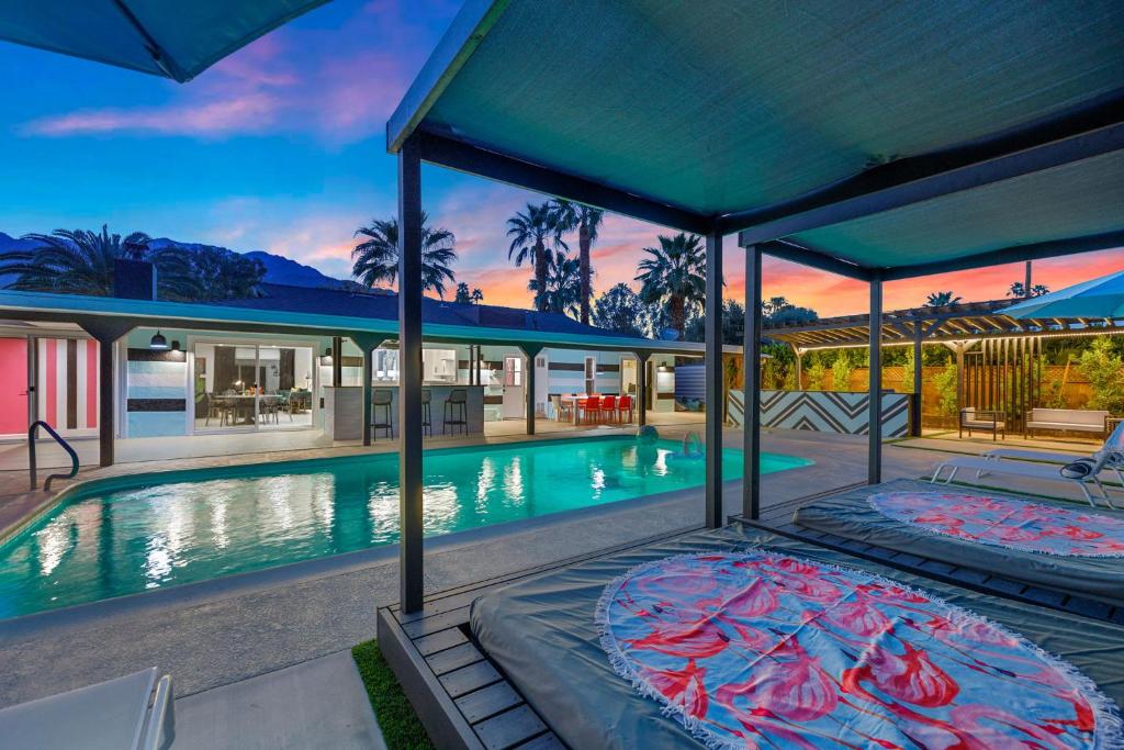 棕榈泉The Ritz - Luxury Home with Pool & Speakeasy Bar的一座带游泳池和房子的庄园