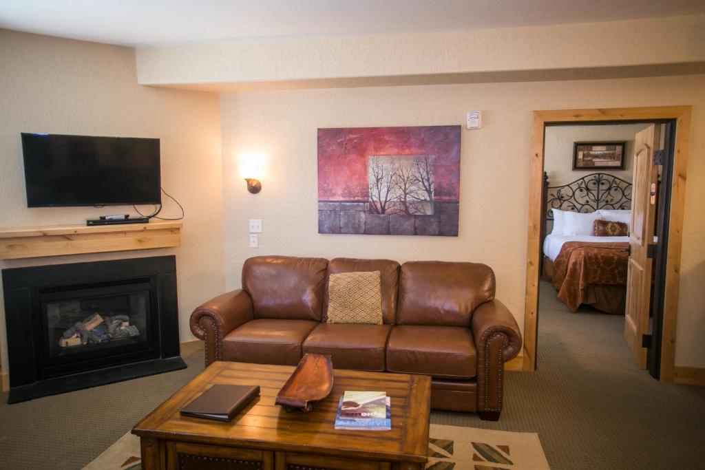 帕克城Silverado 312D的带沙发和壁炉的客厅