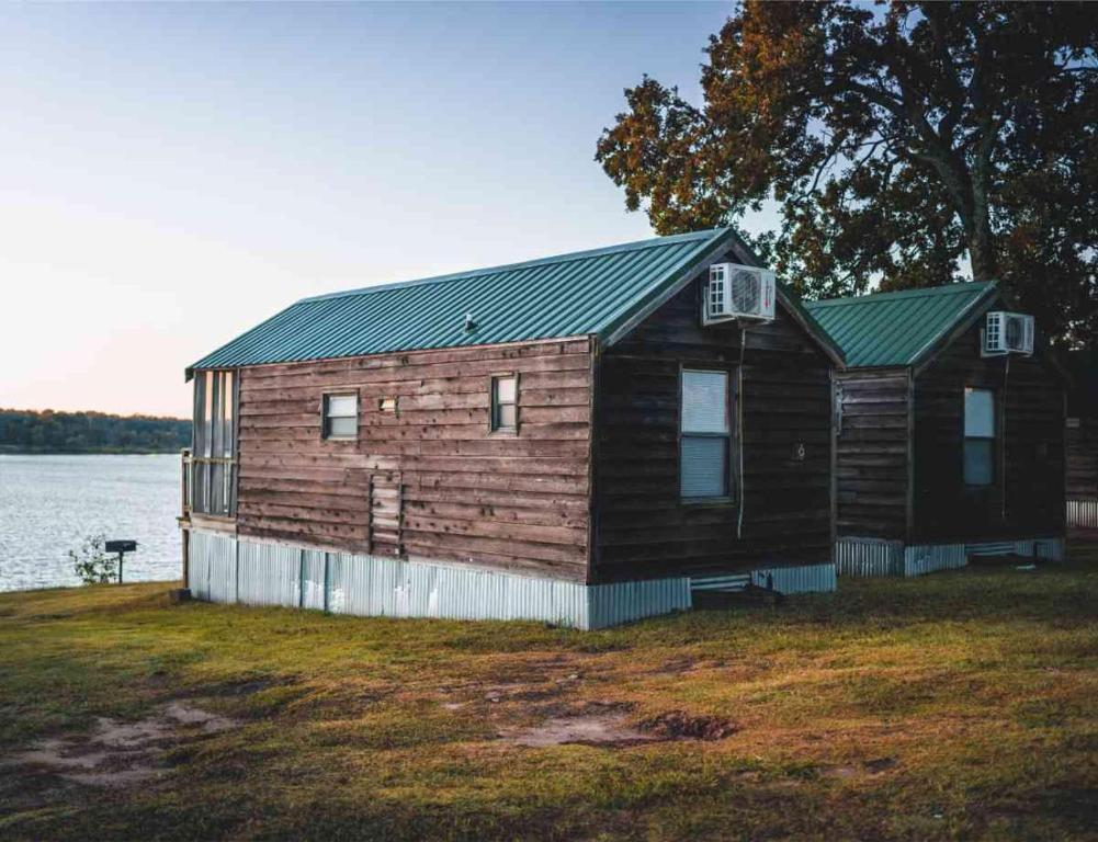 MeadLakefront Cedar Cabin - 9的湖畔的小木屋,设有绿色屋顶