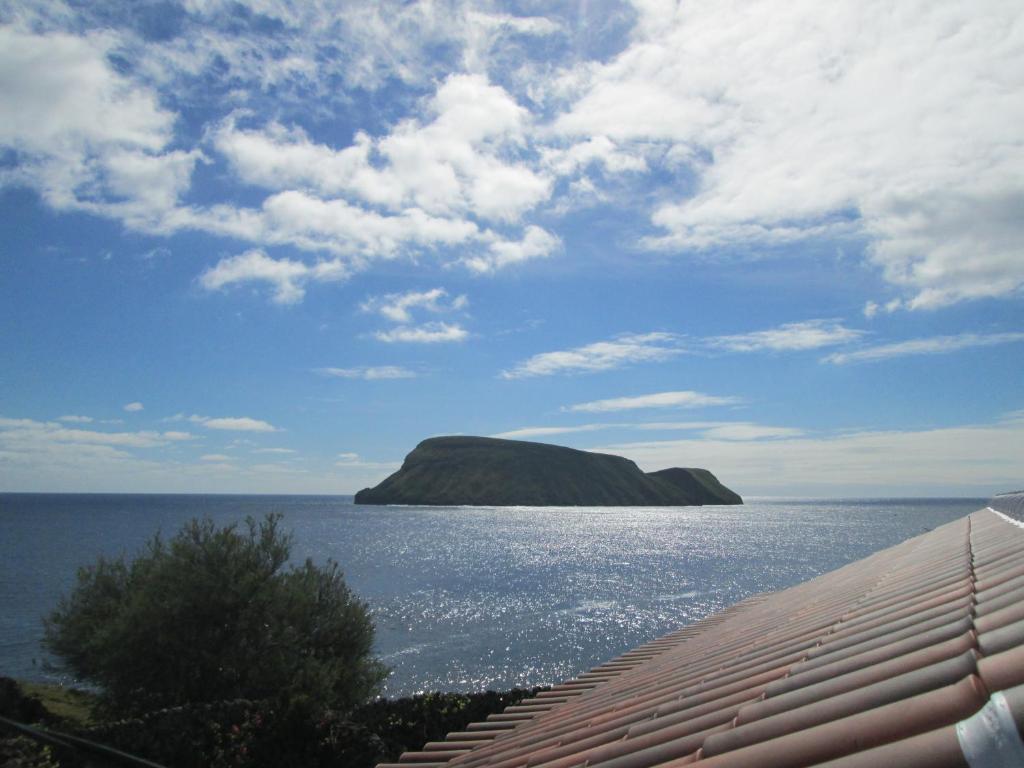 Porto Judeu昆提哈达奇拉度假屋的享有大片水域和岛屿的景色