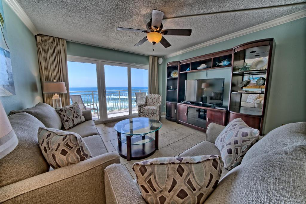 巴拿马城海滩Dunes of Panama的带沙发和电视的客厅