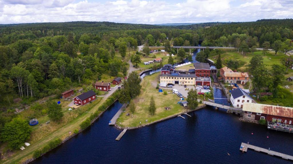 Gustavsfors阿尔卡特拉斯酒店的水面上岛上房屋的空中景观