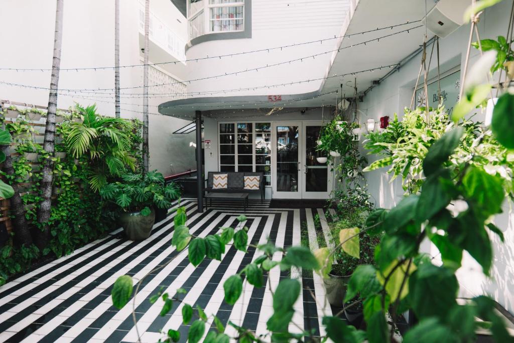 迈阿密海滩Fashion Boutique Hotel的植物屋前门廊