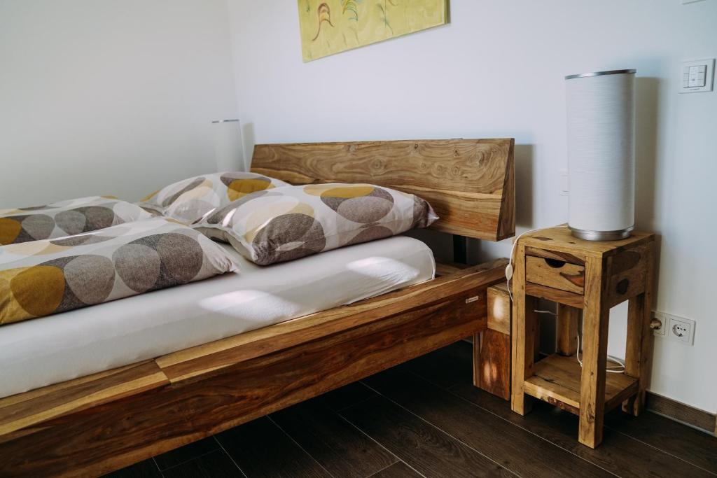 RamsthalFerienwohnung Im Schafftl 10的一间卧室配有一张木床和一张桌子