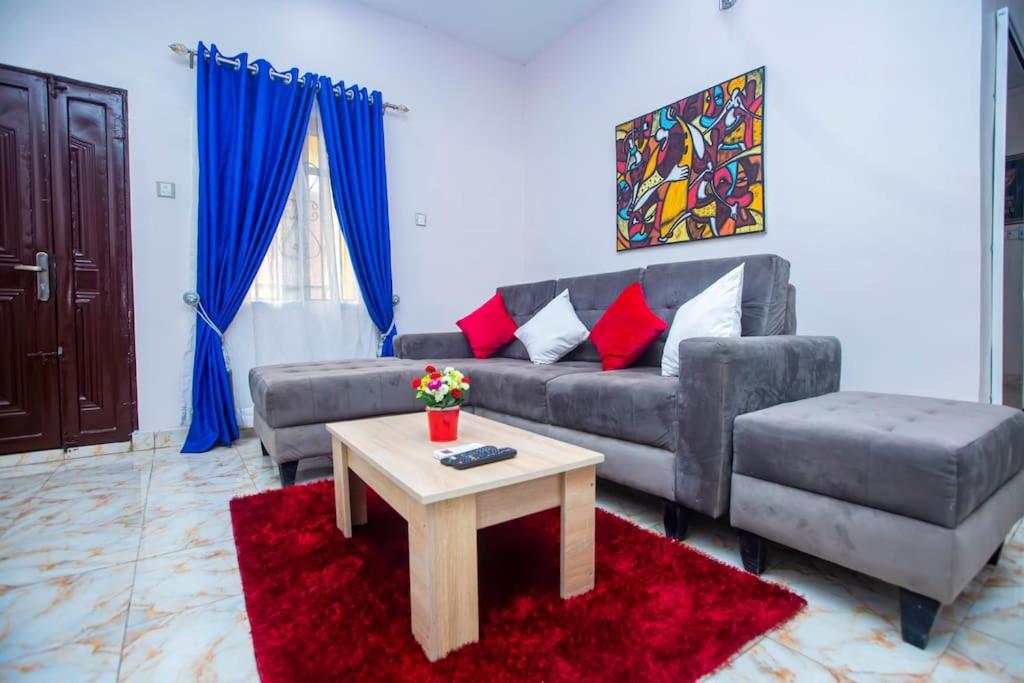 拉各斯AJI Warm 2BED Apartment (Ijegun, Lagos)的带沙发和咖啡桌的客厅