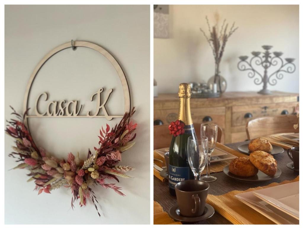米德尔克尔克Casa K的餐桌,配有圣诞花圈和一瓶葡萄酒