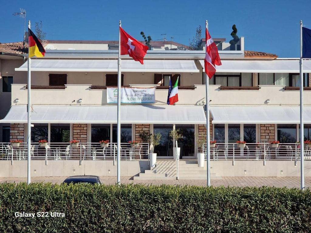 拉齐塞麦森杜港旅馆的前面有旗帜的建筑