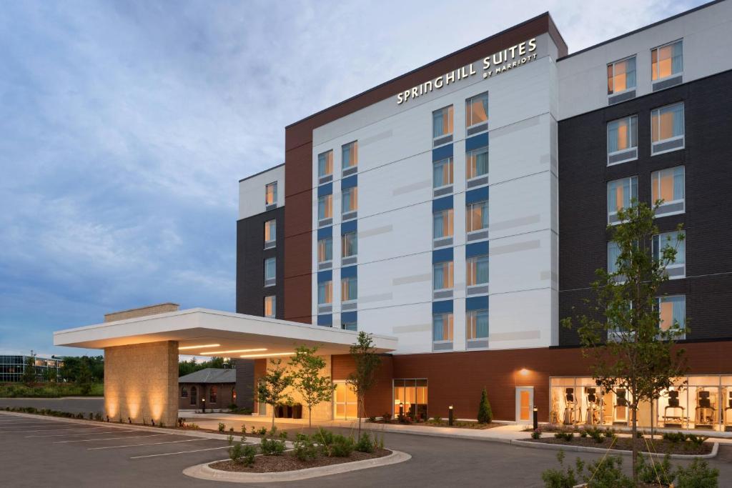 沃瓦托萨SpringHill Suites by Marriott Milwaukee West/Wauwatosa的喜来登套房酒店 ⁇ 染