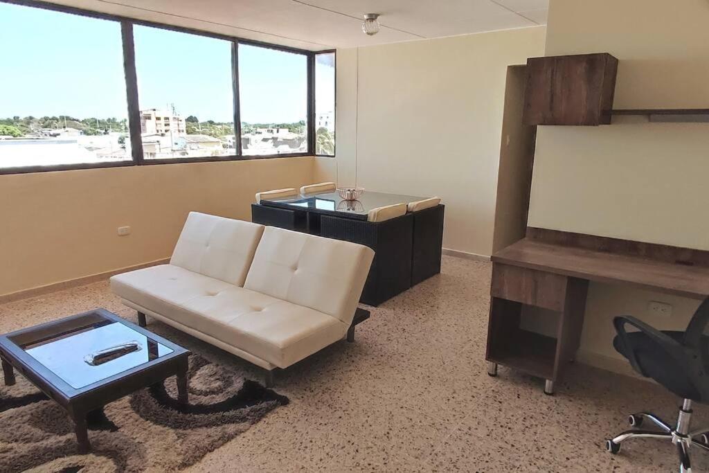 里奥阿查RH02 Riohacha apartamento con vista al mar en la mejor zona de la ciudad genial para relax o trabajo的客厅配有白色沙发和书桌
