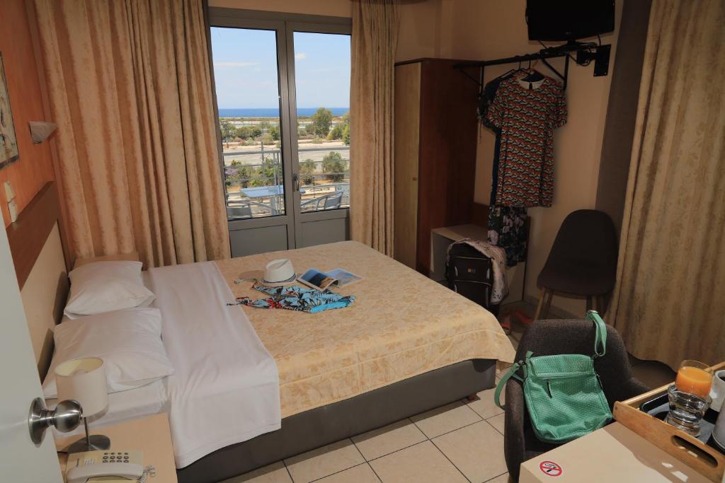 雅典IKAROS Hotel ELLINIKO的酒店客房设有床和窗户。