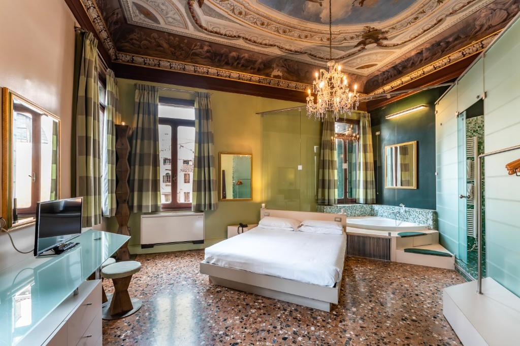 威尼斯罗密欧与朱丽叶之梦酒店的一间带特大号床的卧室和一间浴室