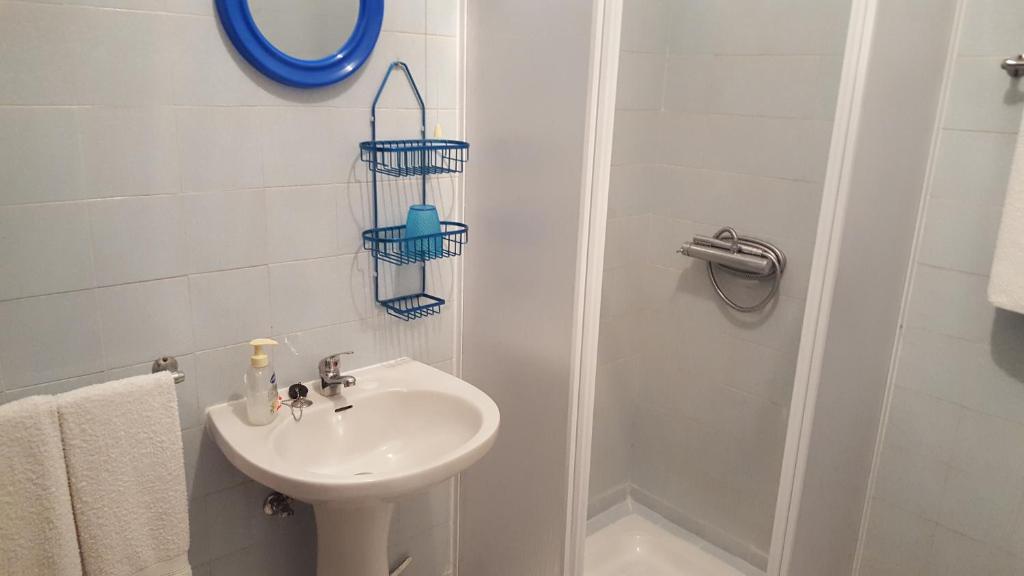 阿托吉亚达巴莱亚Alojamento Dona Inês de Castro的白色的浴室设有水槽和淋浴。