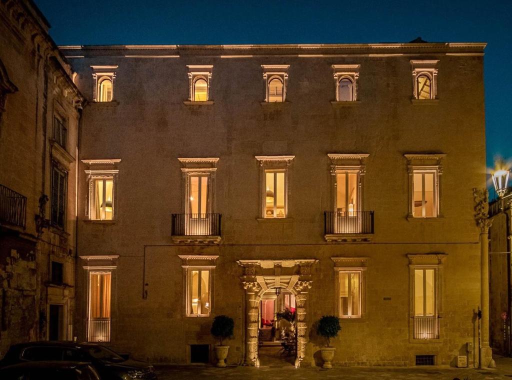 莱切Palazzo Maresgallo Suites & SPA的街道上一座带窗户的大型建筑