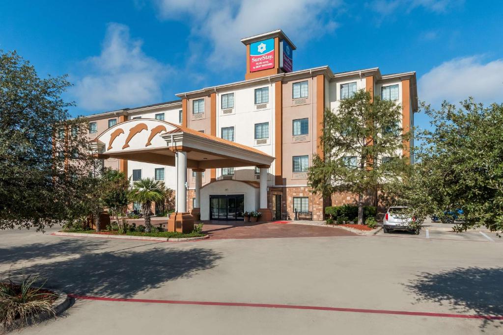 圣安东尼奥SureStay Plus Hotel by Best Western Near SeaWorld San Antonio的享有酒店正面景色,设有停车场