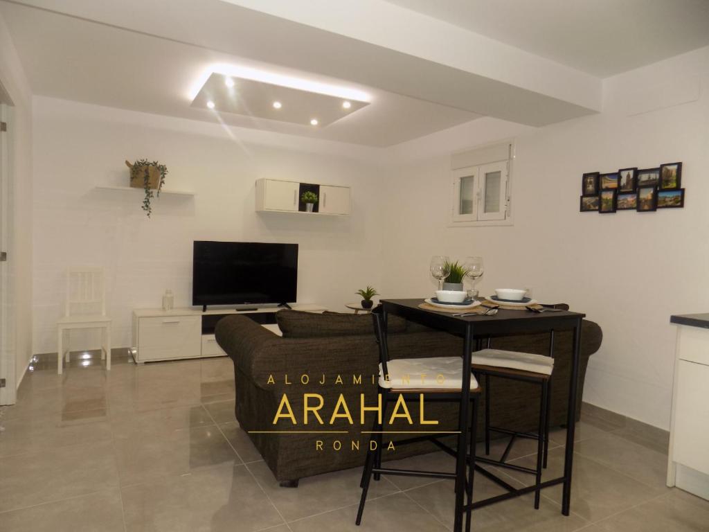 隆达ALOJAMIENTO ARAHAL - RONDA的客厅配有沙发和桌子