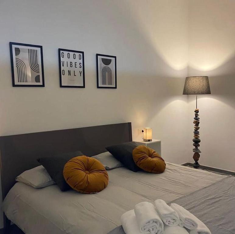 那不勒斯Maison Silvia的一间卧室配有一张带两个枕头的床