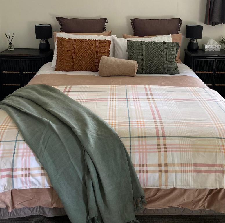 提马鲁Glenie Cottage BnB Guesthouse的床上有毯子