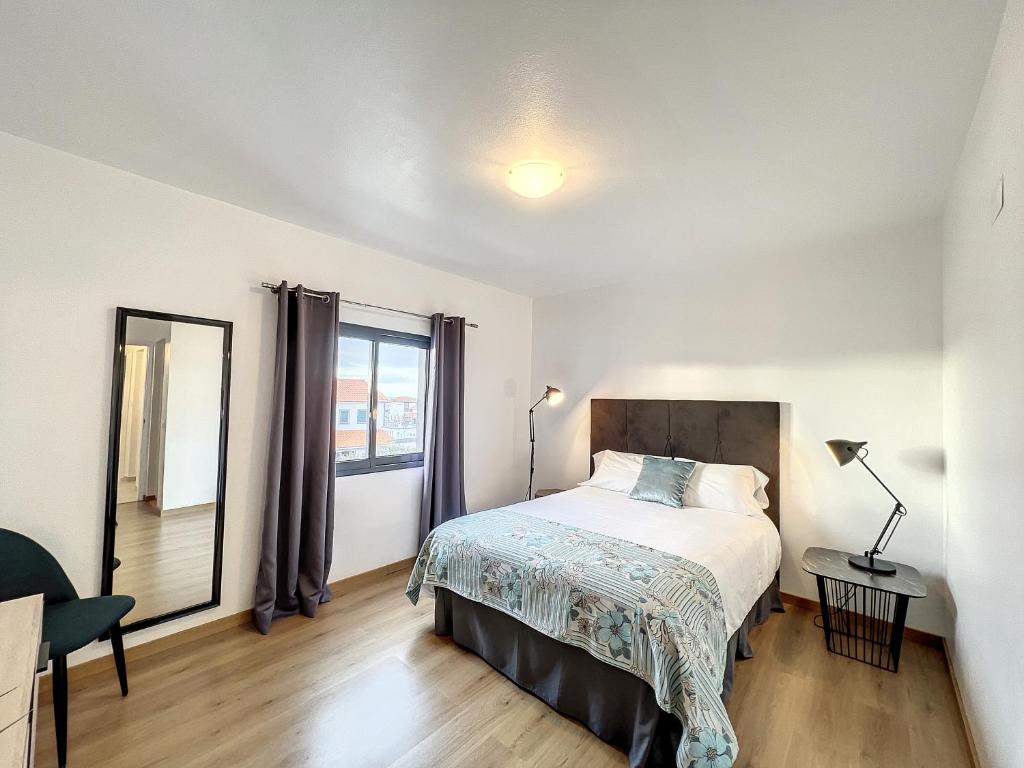 马达莱纳PIX Apartments的一间卧室设有一张床和一个大窗户