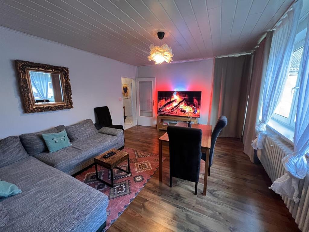 不莱梅OTTO Apartment Bremen的客厅配有沙发和桌子
