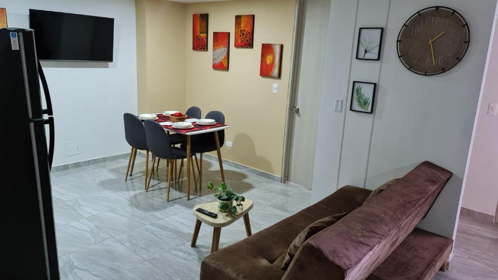 伊瓦格Hermoso Apartamento Entero - Parqueadero - Ibague - Roble的客厅配有沙发和桌子
