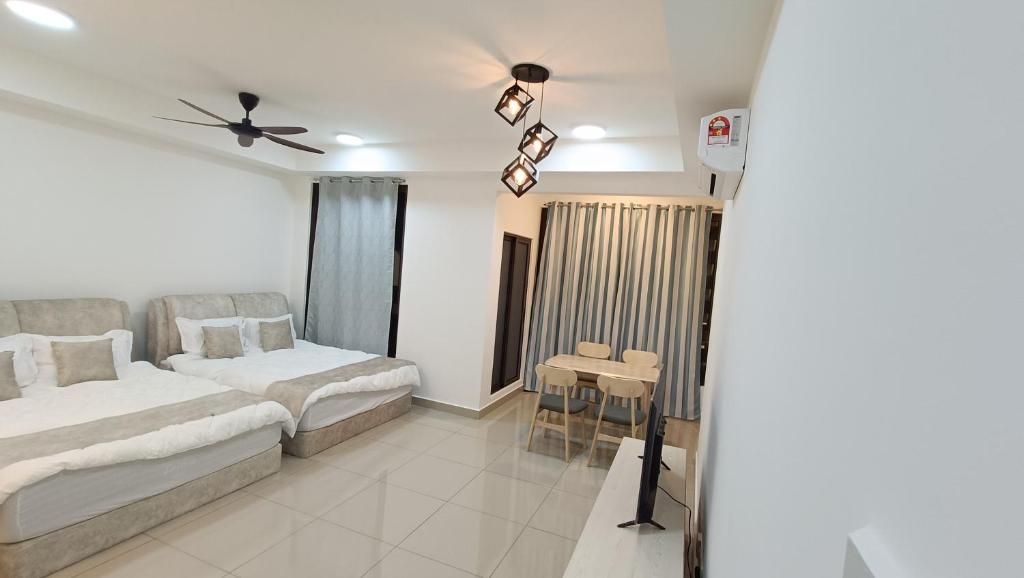 马六甲bali residensi的一间卧室配有两张床和吊扇