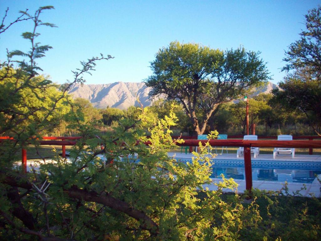 Las CallesCabañas Llajta Sumaj的享有游泳池的景色,背景为山脉