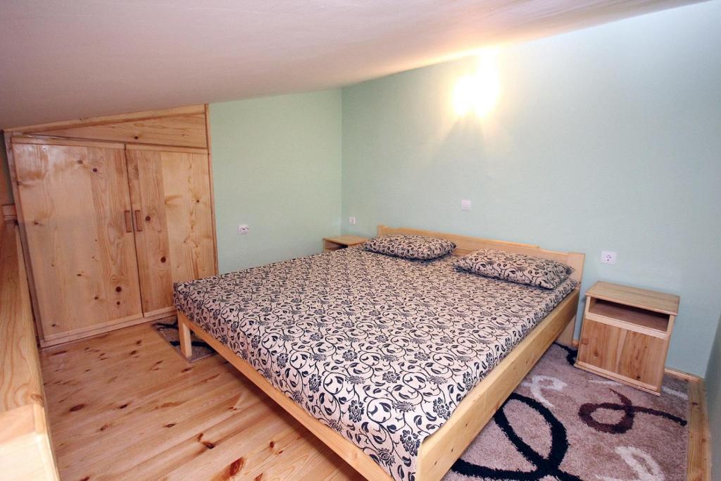 巴尔Apartman Djordjije的一间卧室配有一张床,铺有木地板