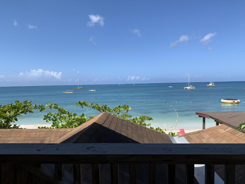 尼格瑞尔Family Comfort in Jamaica - Enjoy 7 miles of White Sand Beach! villa的从度假村的阳台上可欣赏到海景