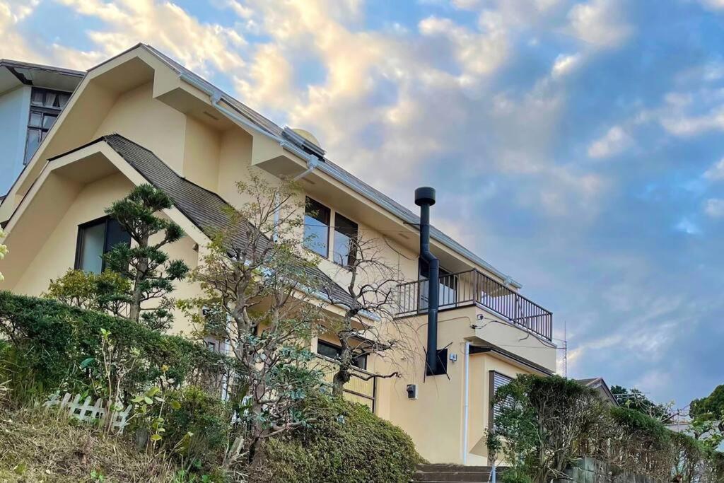 Ajiro雅 南熱海 温泉別荘 Ocean View Hotspring Villa的带阳台的房子