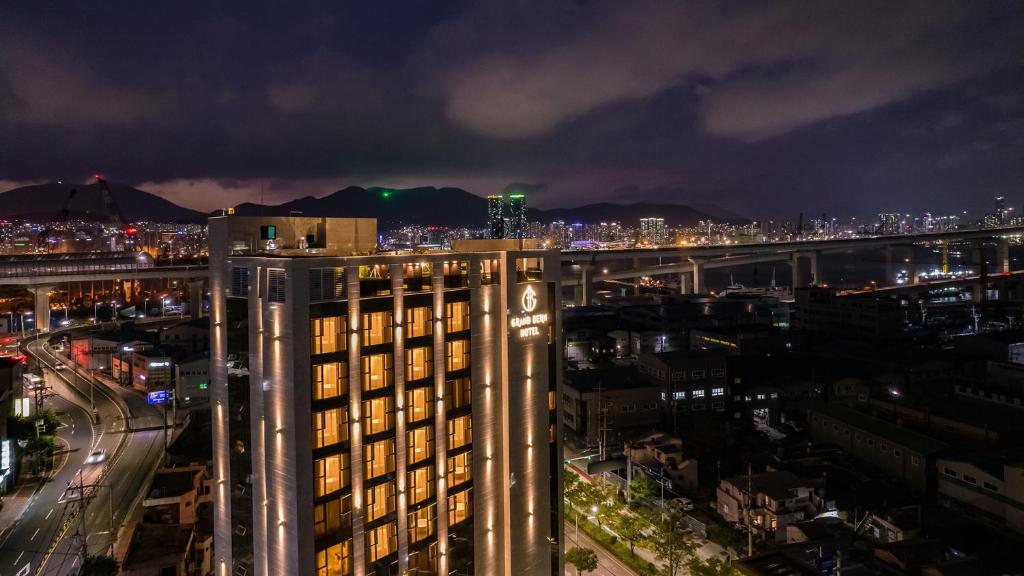 釜山Yeongdo Grandbern Hotel的夜晚的城市景观