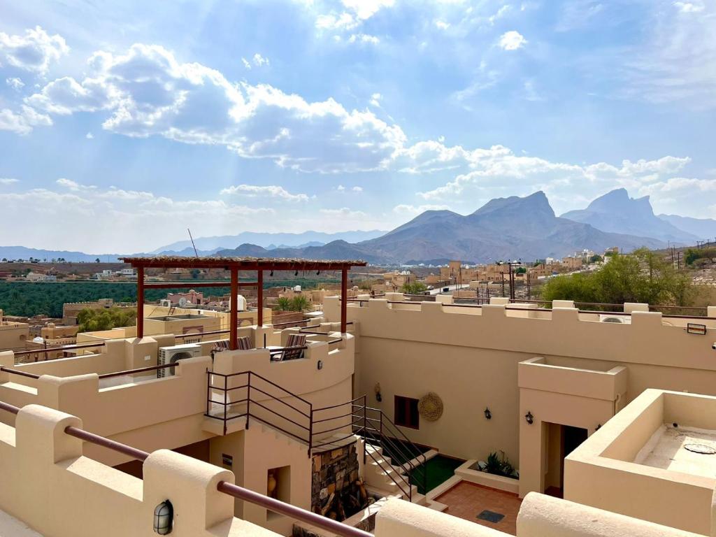阿尔哈姆拉Al Hamra Mountain View的享有背景山景建筑的景致。