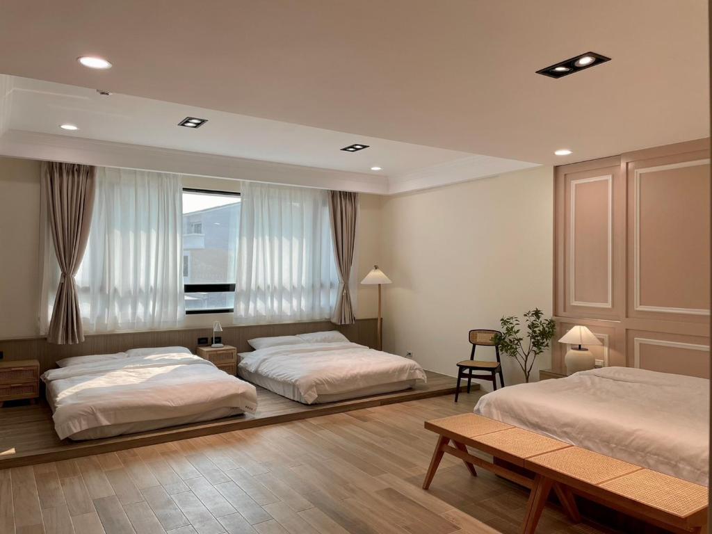 马公良辰吉日民宿的一间卧室配有两张床和一张桌子