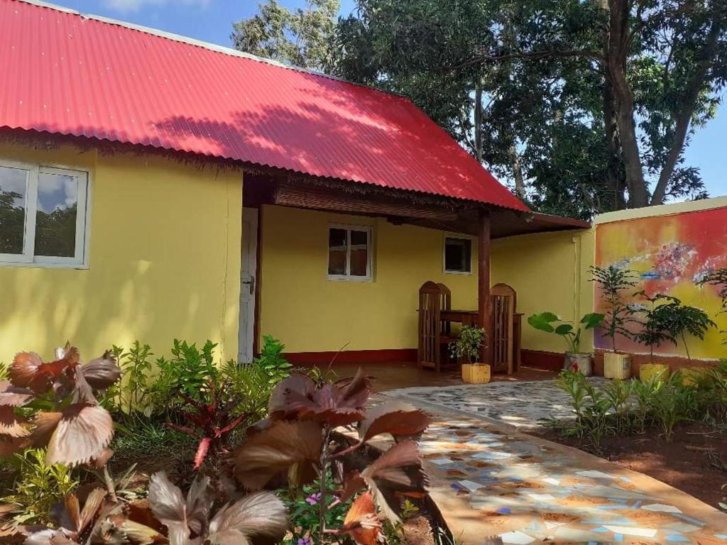 Antanamitarana AtsimoVilla Meva的黄色的房屋,有红色的屋顶