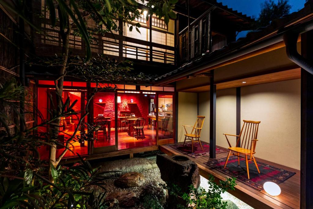 京都Rinn Shiki Juraku的房屋设有带椅子和桌子的庭院