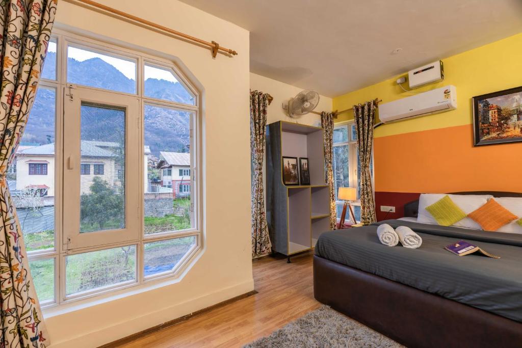 斯利那加Zostel Srinagar的一间卧室设有一张床和一个大窗户