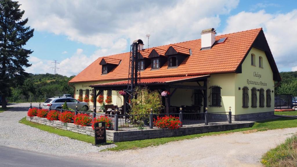 Hlásná TřebaňRestaurace a pension Chalupa的街道上一座有橙色屋顶的建筑