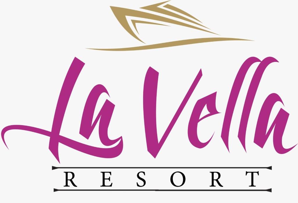 杜博瓦乡La Vella Arena Resort & Spa的房地产经纪公司的标志