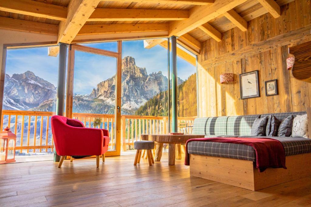 科瓦拉因巴迪亚Luxury Chalet Liosa - Ski in Ski out - Amazing view的卧室设有山景大窗户