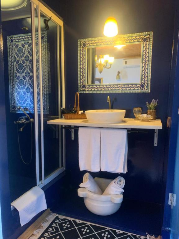 伊斯坦布尔汤姆广场精品酒店的一间带水槽、卫生间和镜子的浴室