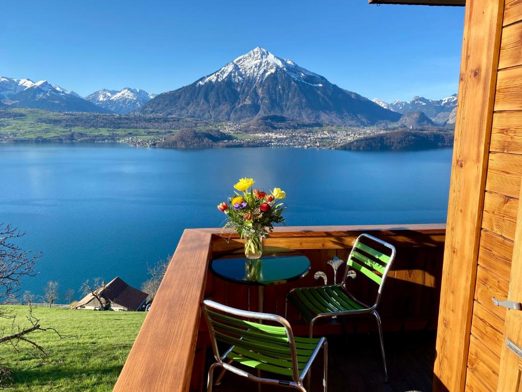 锡格里斯维尔CHALET EGGLEN "Typical Swiss House, Best Views, Private Jacuzzi"的山景甲板上的桌椅