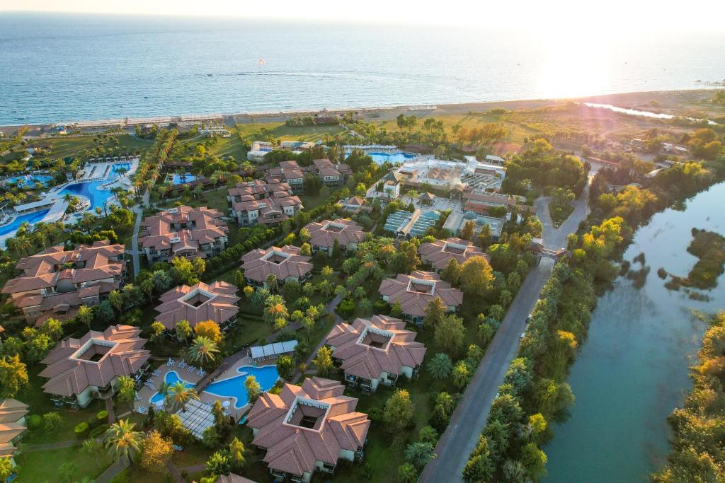 基兹洛特Club Hotel Felicia Village的海洋旁度假胜地的空中景致